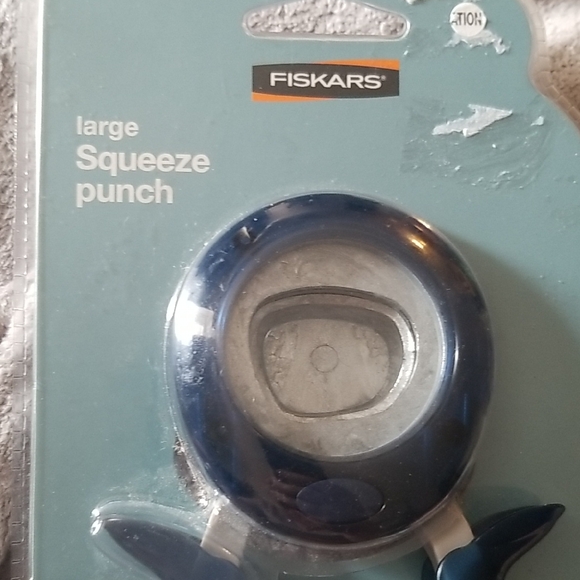Fiskars Other - Fiskars Large Blue Squeeze Punch Brand new